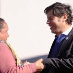 Kicillof entregó más de 100 escrituras en Pelegrini: “Nadie se salva solo”