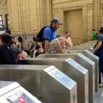 Autorizan a la policía a usar tasers contra las personas que se nieguen a pagar el boleto