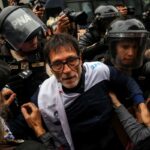 Represión otra vez en la marcha de jubilados: la policía golpeó y quiso detener al Padre Paco Olveir...