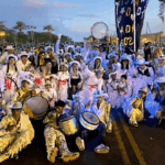 Grupo festivo con trajes brillantes generado por IA